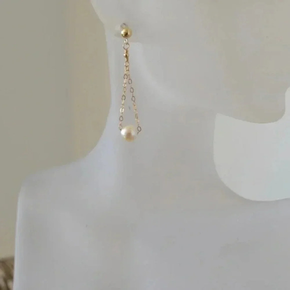 Pearl Dangle Earrings - Minimalist & Simple - Picture 3 of 4